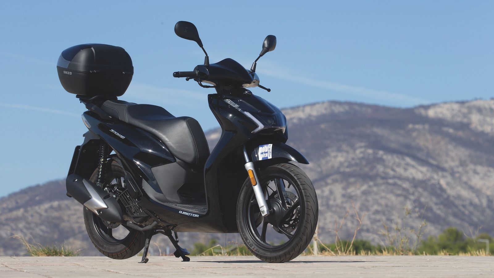 Το μεταξόνιο των 1.350mm και ο 16άρης εμπρός τροχός εξασφαλίζουν εξαιρετική ισορροπία ανάμεσα σε ευελιξία και σταθερότητα, ενώ στις υψηλές ταχύτητες – που ξεπερνούν τα 100 χλμ./ώρα – το scooter παραμένει απόλυτα σταθερό.

